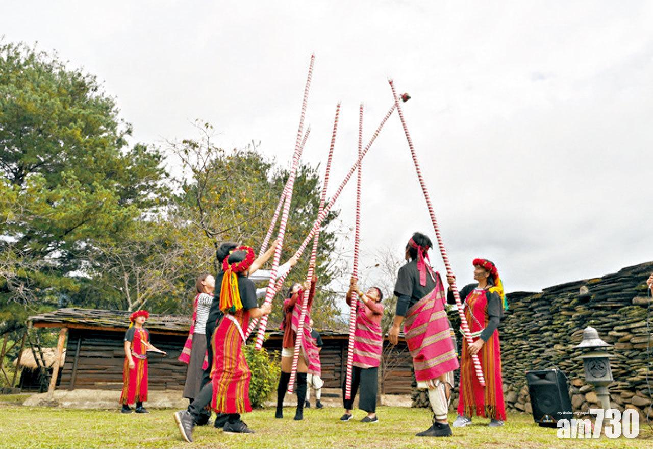 每日有3場泰雅族文化體驗,包括勇士們祈求好運的「刺福球」。