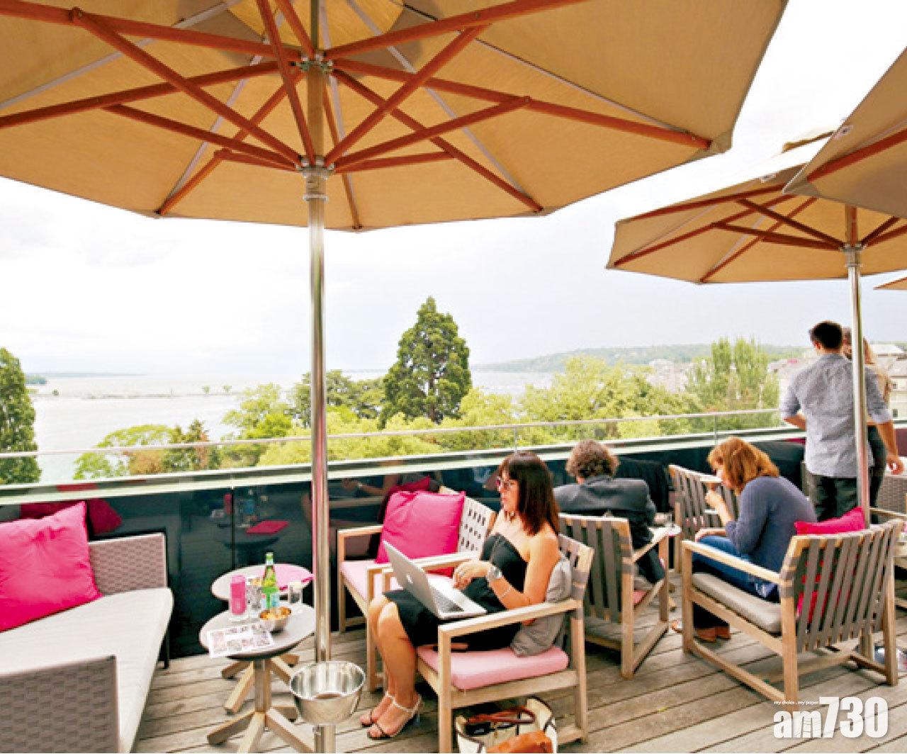 在MET Rooftop Lounge遠眺湖景,風景最美。