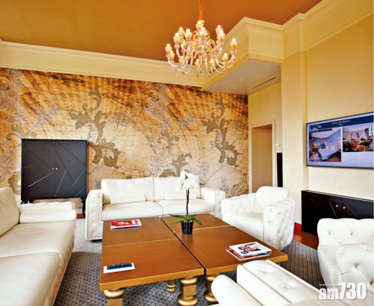 總統套房的客廳,布置清雅卻高貴。