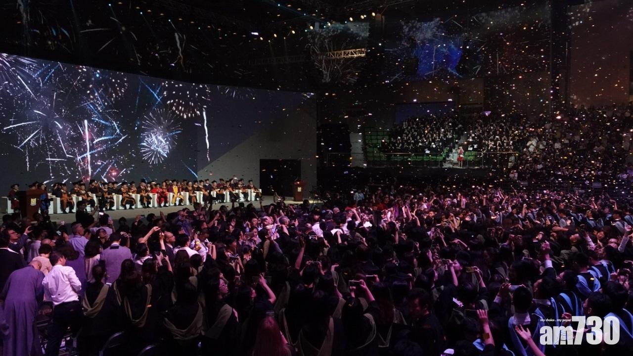 畢業禮台很像演唱會舞台。(陳奕釗攝)