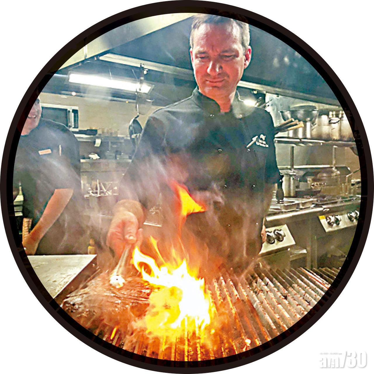 炭火燒牛扒是Cliffords Grill and Lounge的招牌食品。