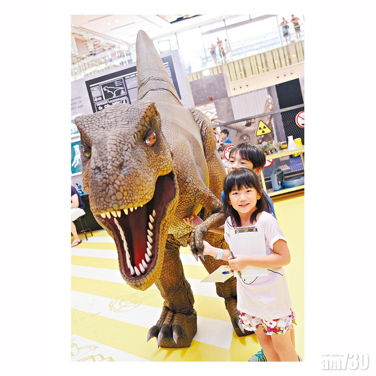 恐龍會衝出來與小朋友互動。