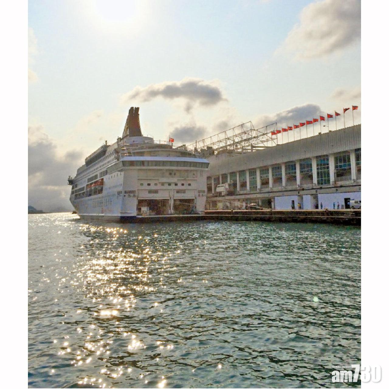 海運大廈於1966年落成,附設郵輪碼頭,為現時海港城之最早部分。