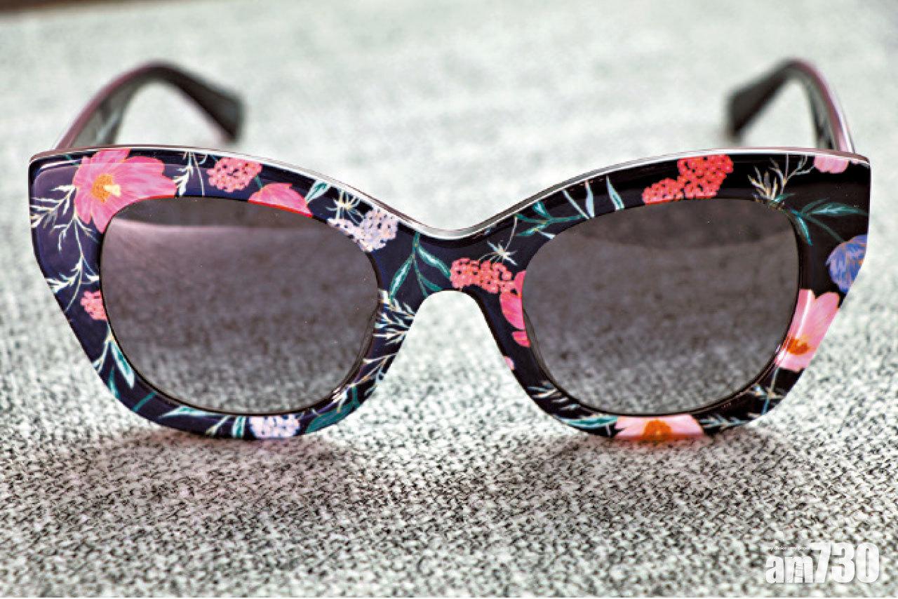 膠框太陽眼鏡採用今年大熱的花花圖案,質感輕盈不墜手,少女味濃。(Kate Spade,$1,130)