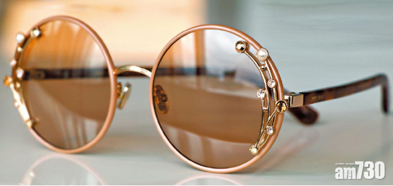 Jimmy Choo的GEMA裸色配粉紅色反光鏡片,用色夠sharp,配合綴以施華洛世奇水晶及珍珠裝飾,視覺效果出眾。($3,450)