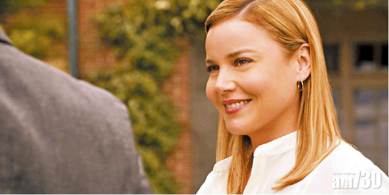 劇中擔任主角love interest的Dr. Mueller,是傳染病專家,卻無太大發揮機會,權當花瓶角色。