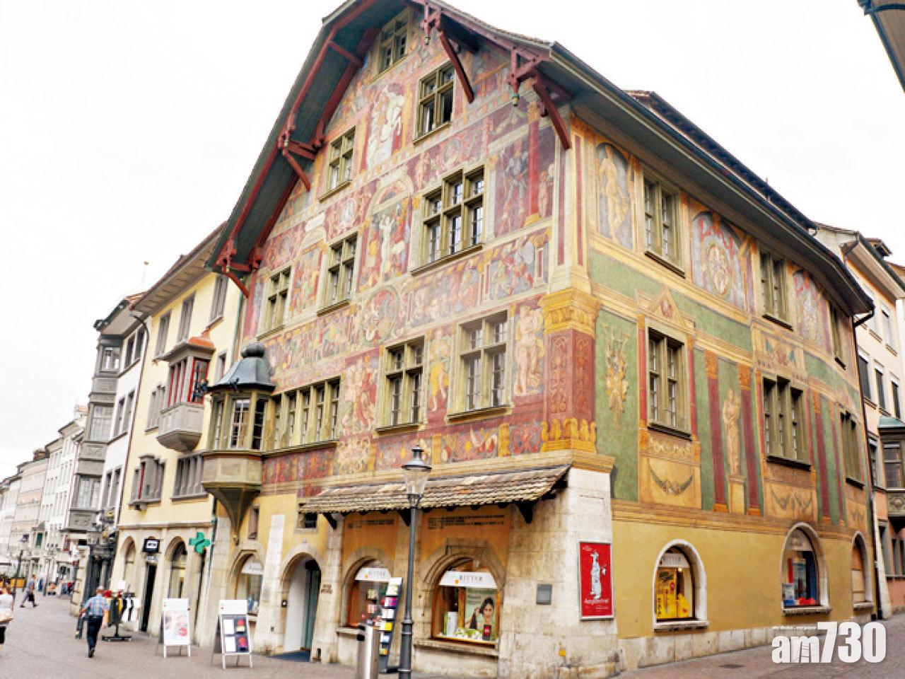 騎士之家壁畫馳名。