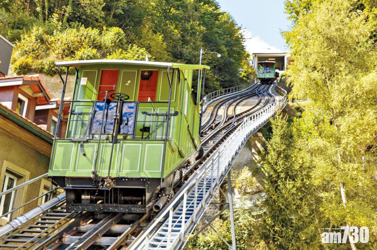 貫徹古城風格,有環保登山纜車。