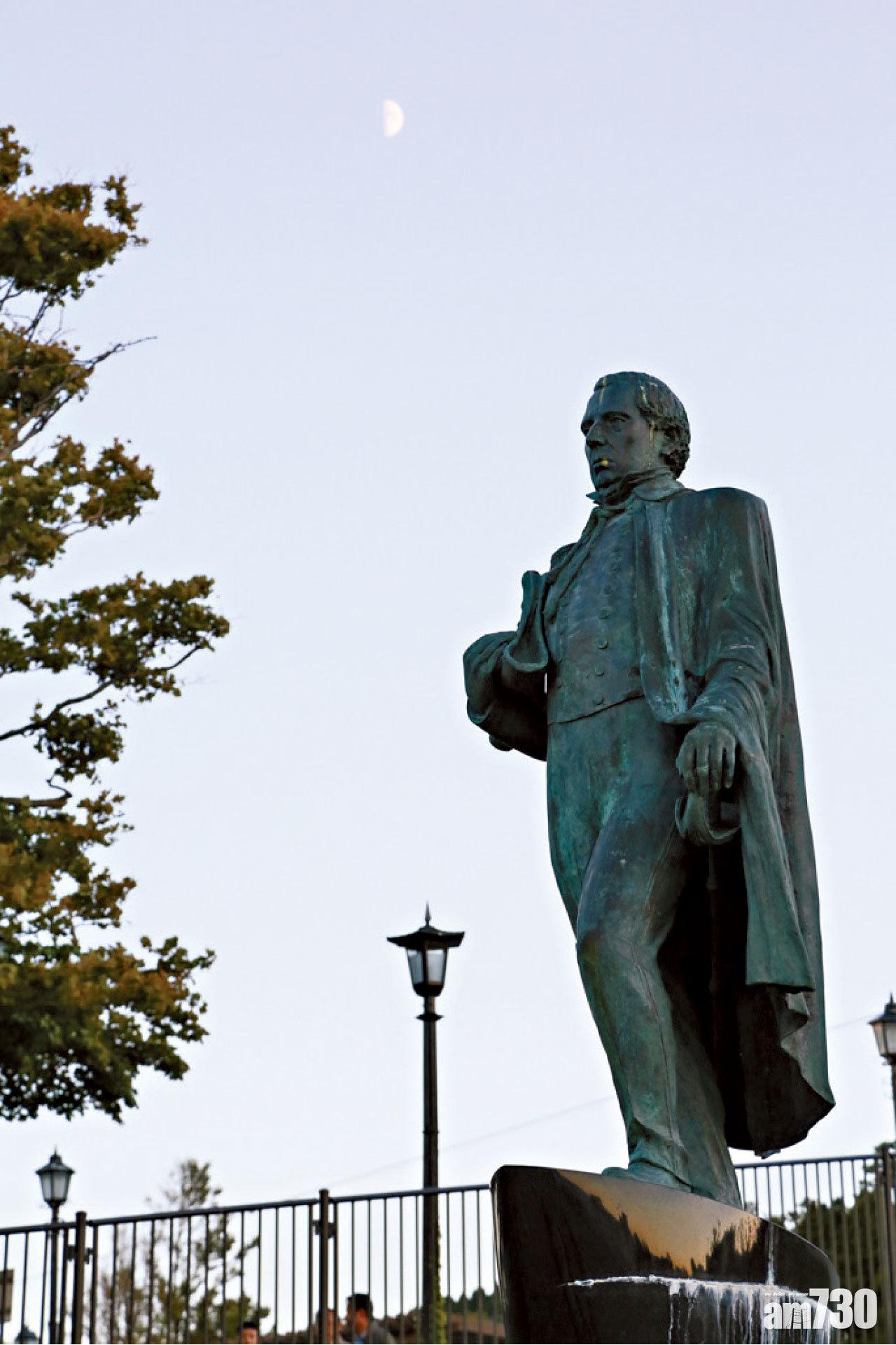 日本對逼日本開國的西方帝國主義者充滿仰慕及感恩, 到處是佩里雕像。