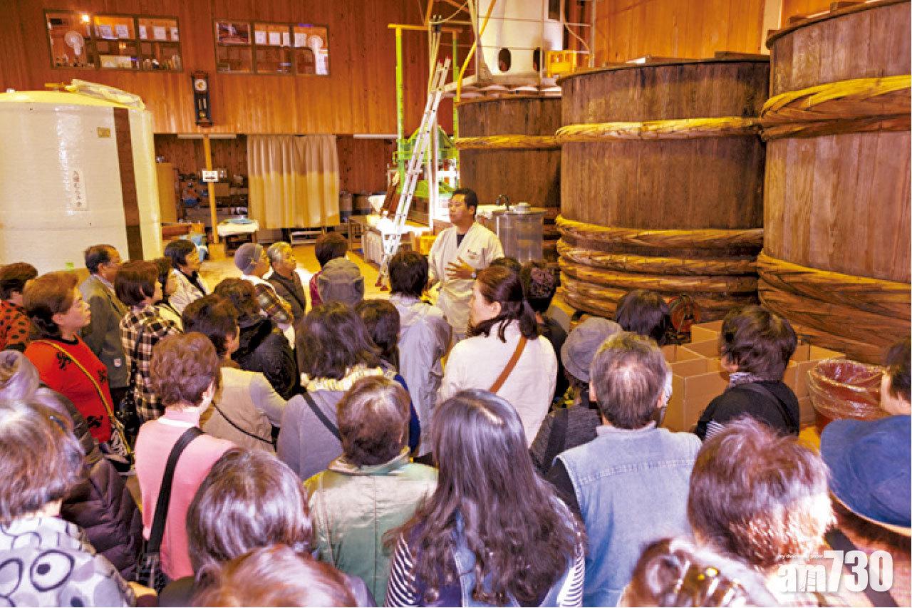 免費工場見學有專人解說,學員可一窺醬油的生產過程。