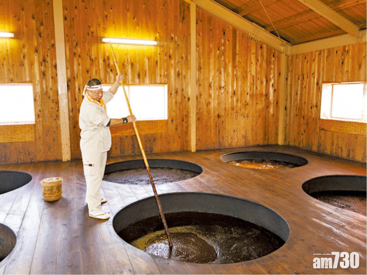 儲存醬油的木桶用杉木製,職人不時要以長木杆攪動,增加發酵力。