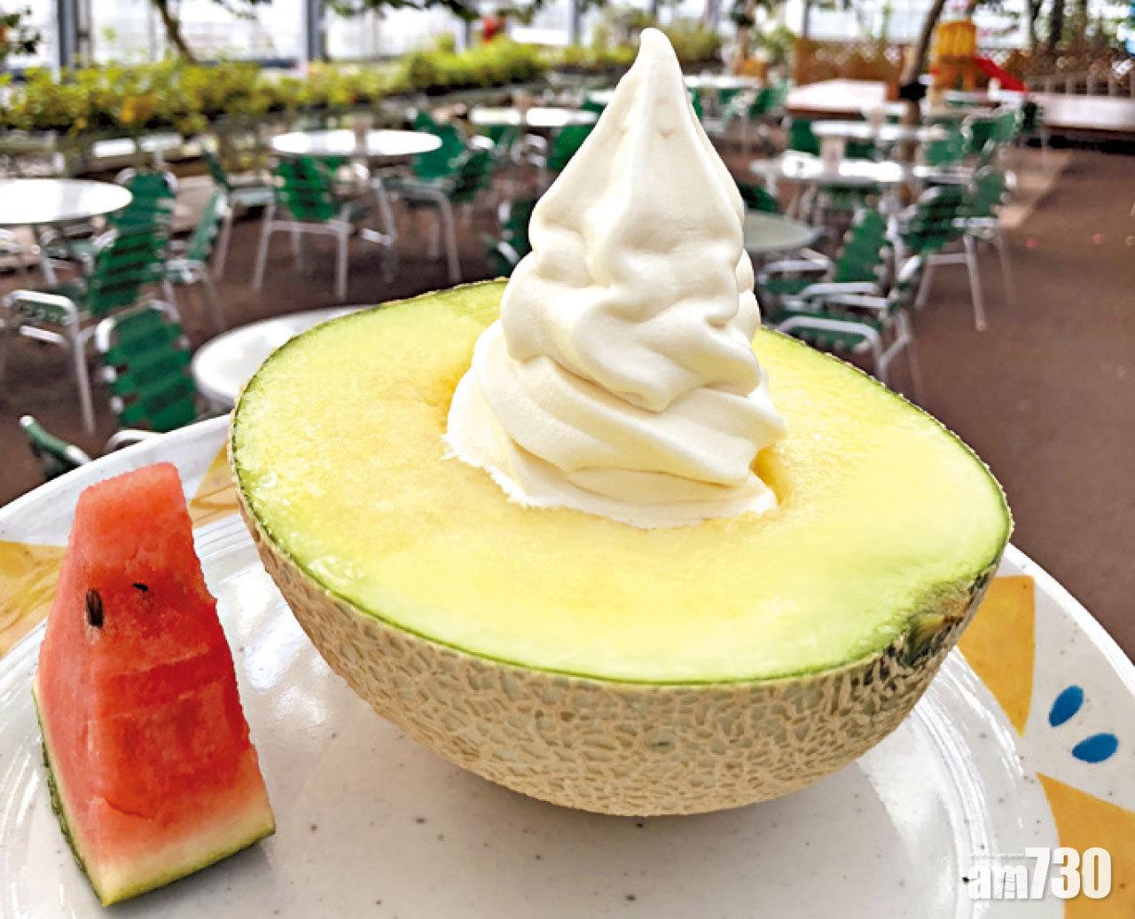 蜜瓜配軟雪糕,賣相是無敵,但說到味道還是淨吃蜜瓜最好。