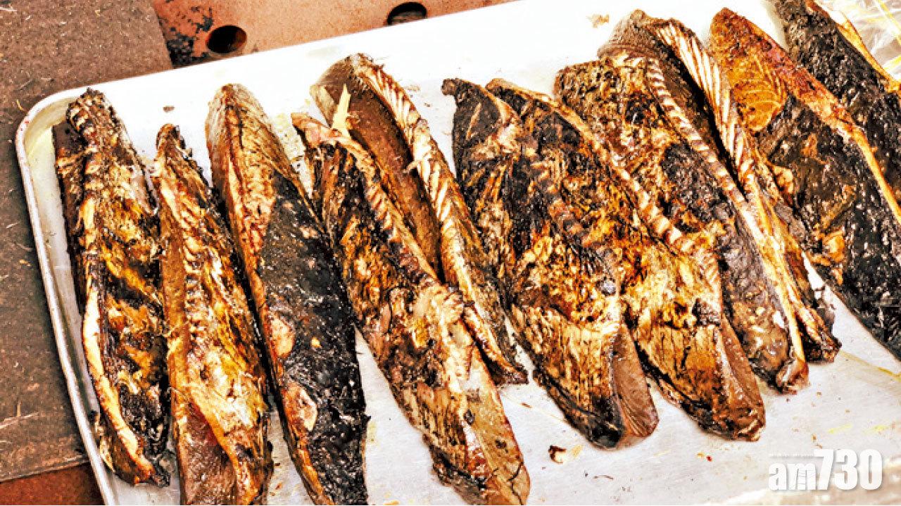 鰹魚經過稻草炙燒,外表烏卒卒,內裡倒是生的。