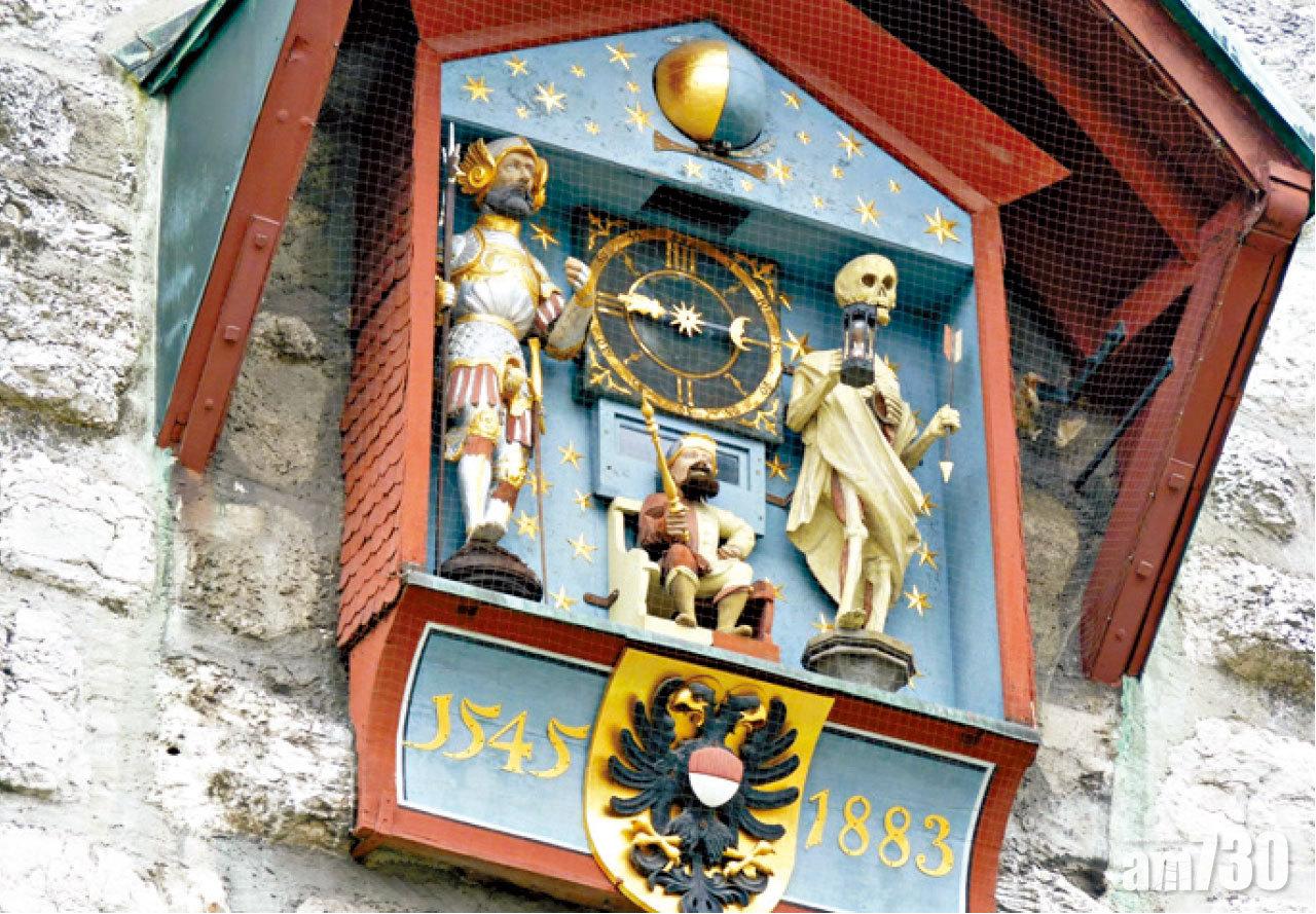 鐘樓的裝飾物,據說與宗教有關。