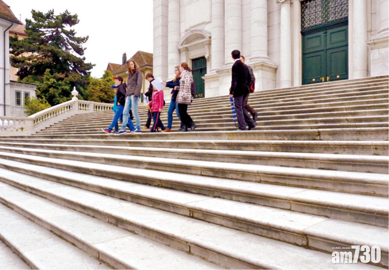 通向教堂的樓梯,由3組11級階梯組成。