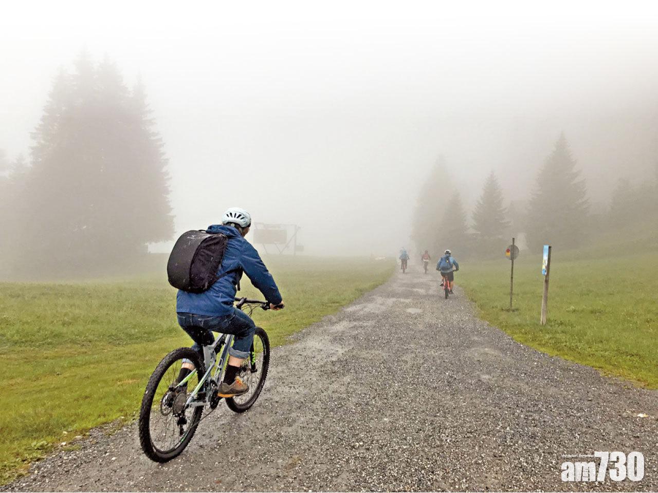 霧中騎山地單車飛馳。