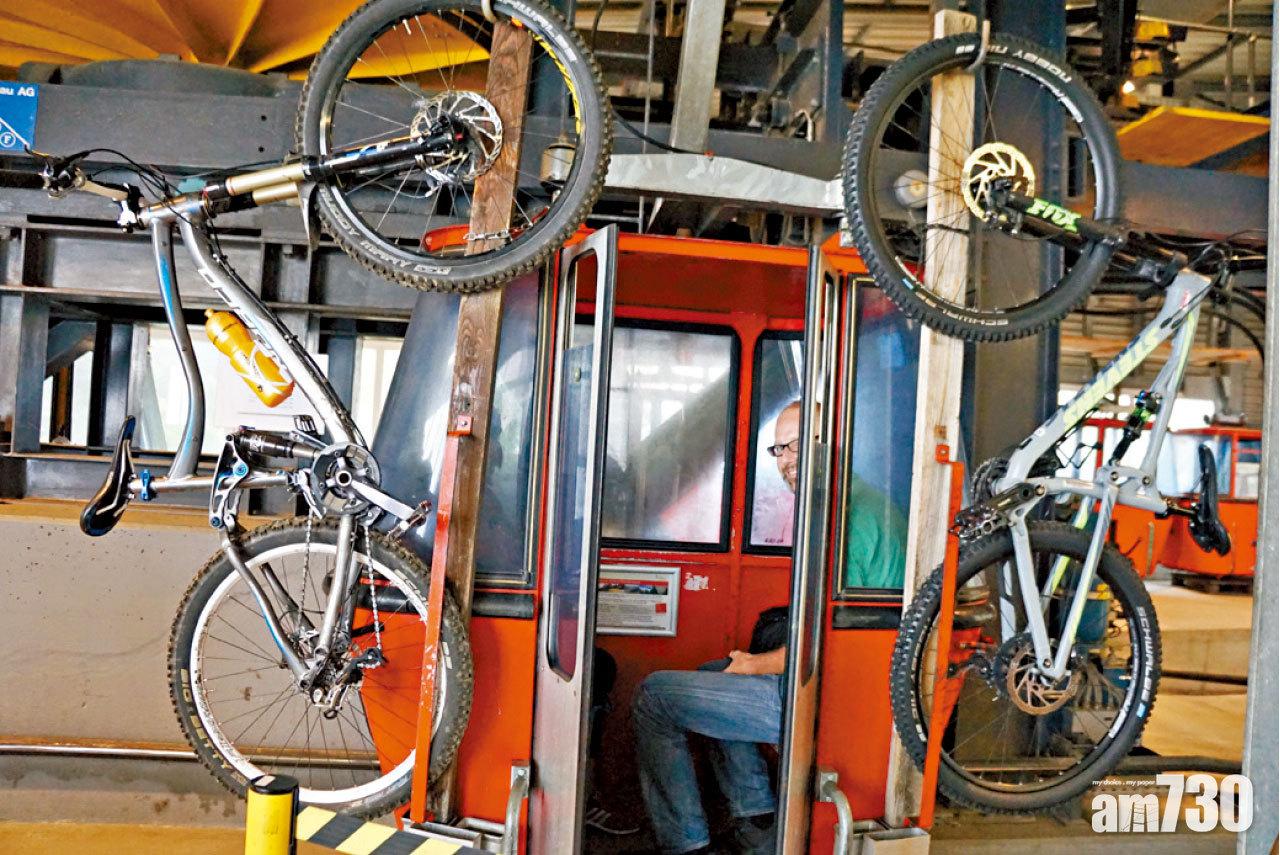 單車掛在吊車外。