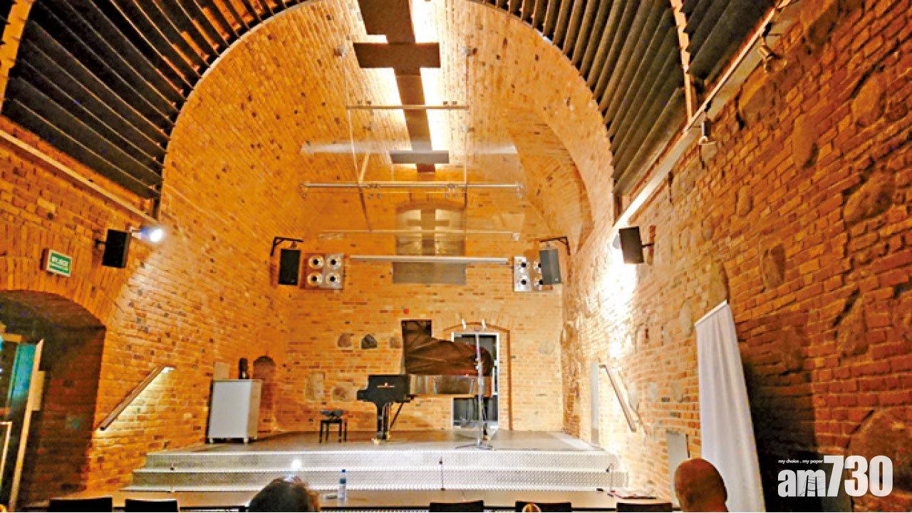 免費欣賞現場演奏的舞台。