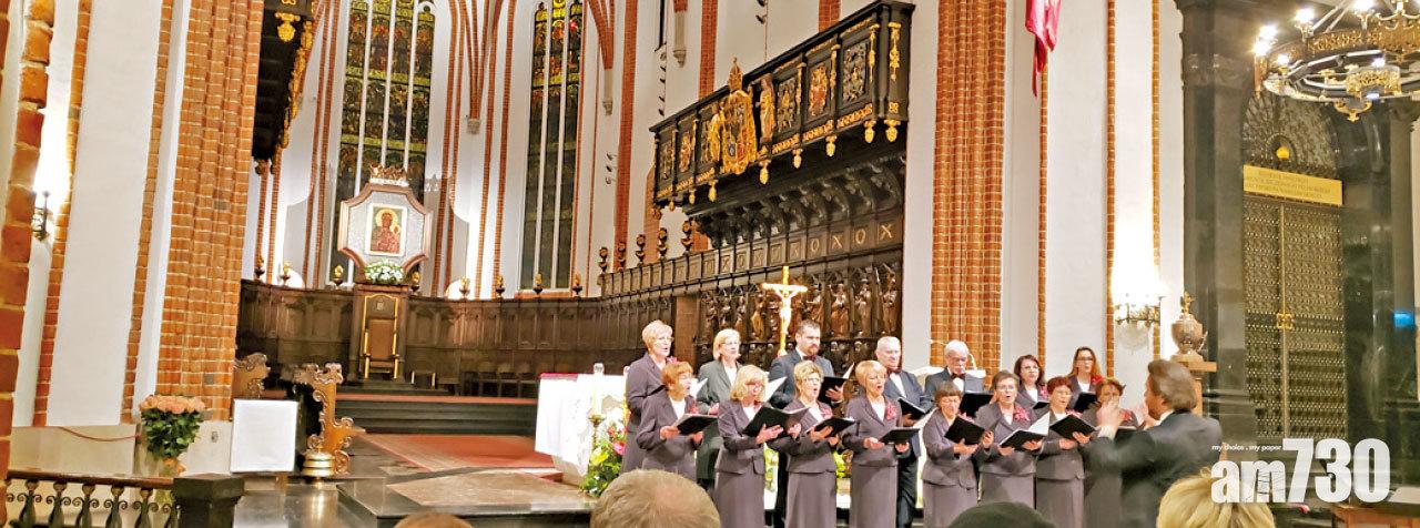 聖誕詩歌班在教堂獻唱。