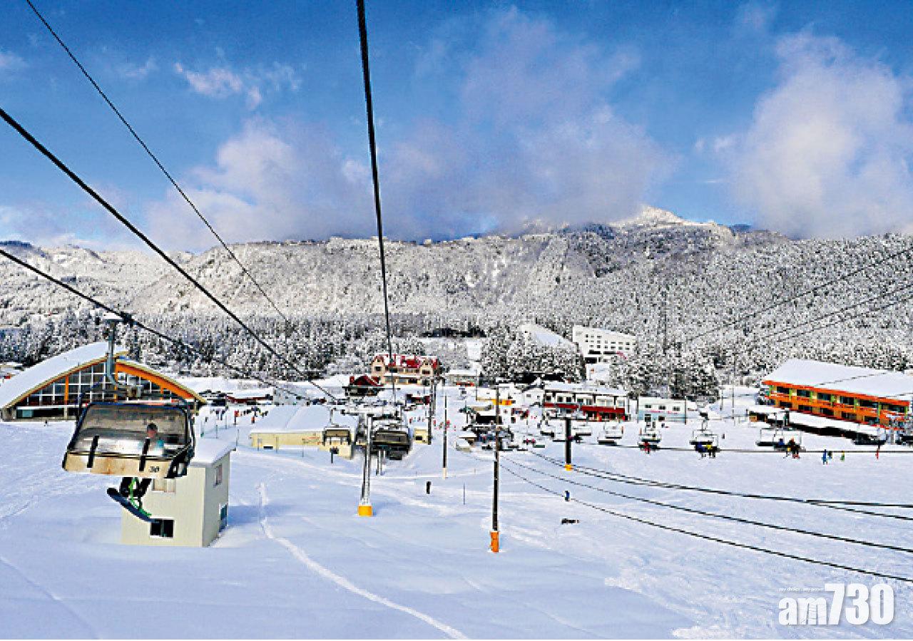 乘坐登山吊椅,登上滑雪場頂,可俯瞰立山連峰的冰封美景。