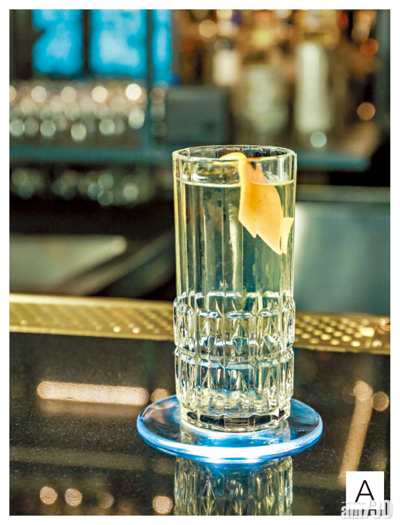 A.Highlander由10年單一麥芽威士忌BenRiach及蘇打水調製,可以欣賞到女調酒師為急凍兩日的玻璃杯及冰柱搖扇升溫再倒酒,整件事十分woman!