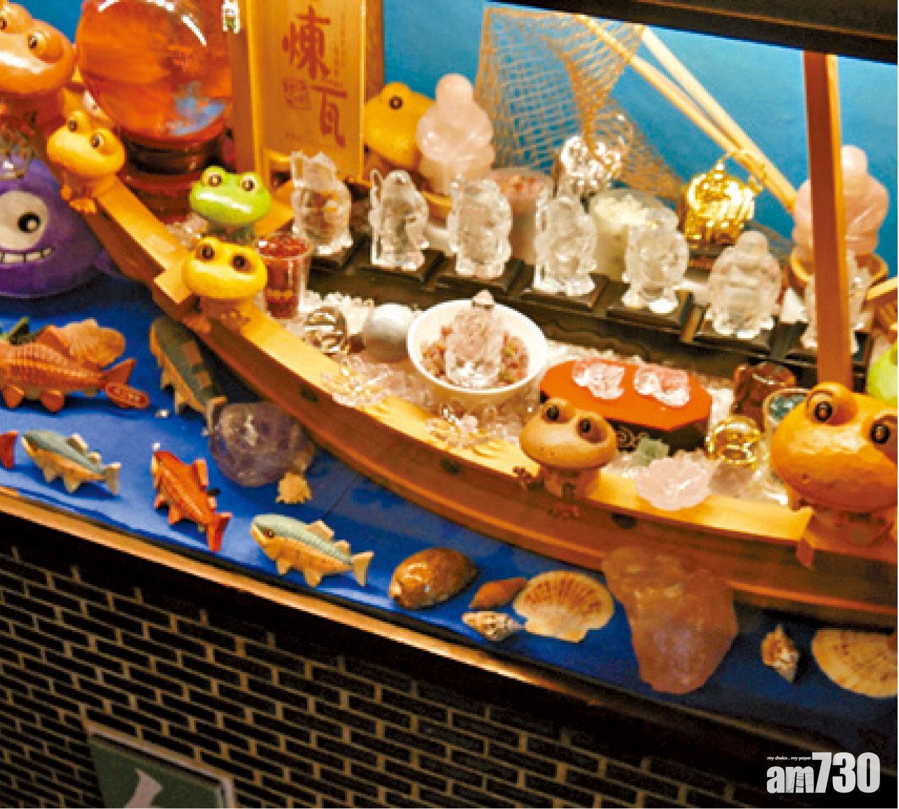 煉瓦滿滿的古意,很大程度上來自周圍放滿了懷舊玩具。