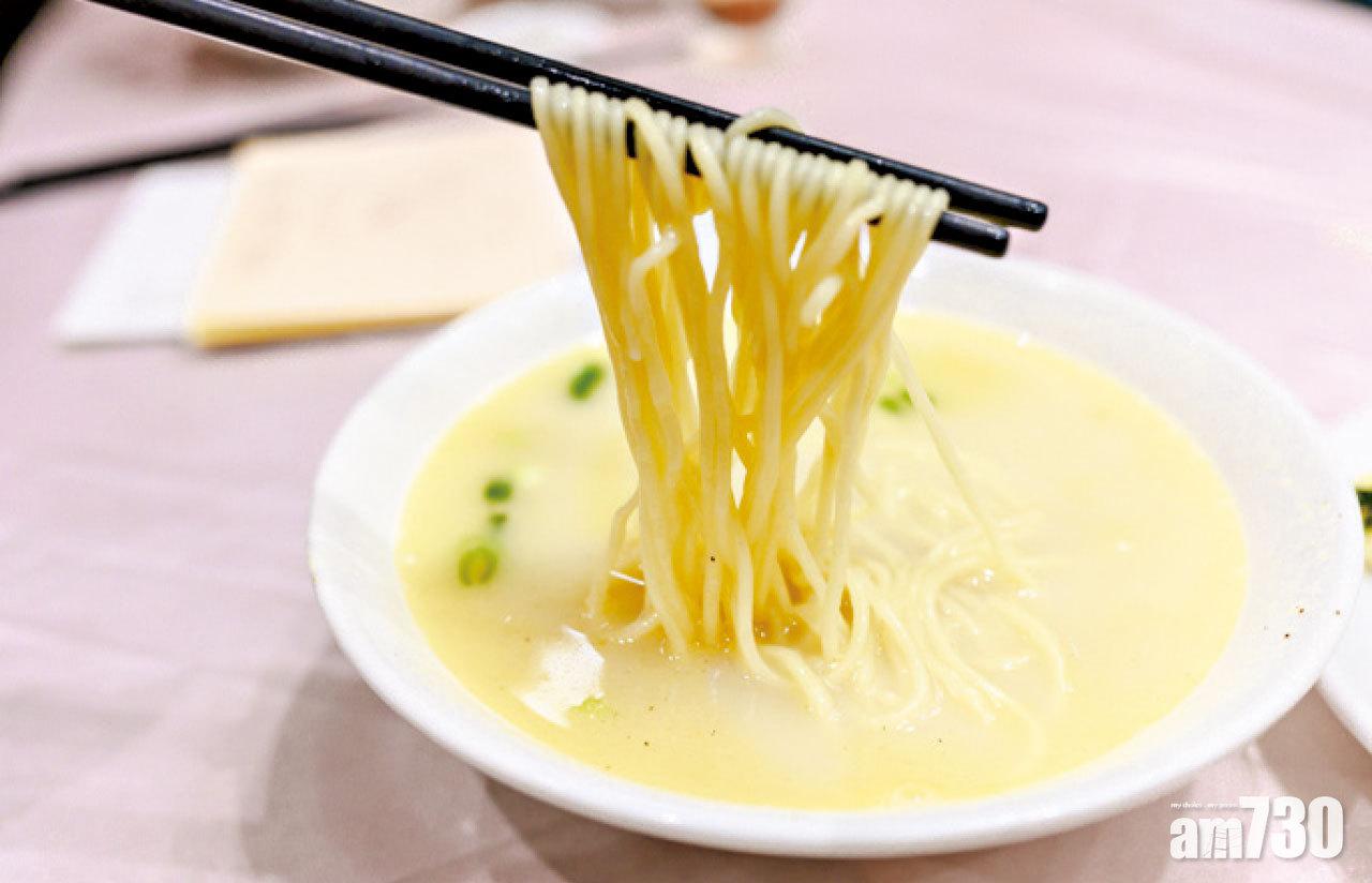 魚湯麵湯底用上豬骨、魚骨文火熬並搞爛魚頭製作而成。