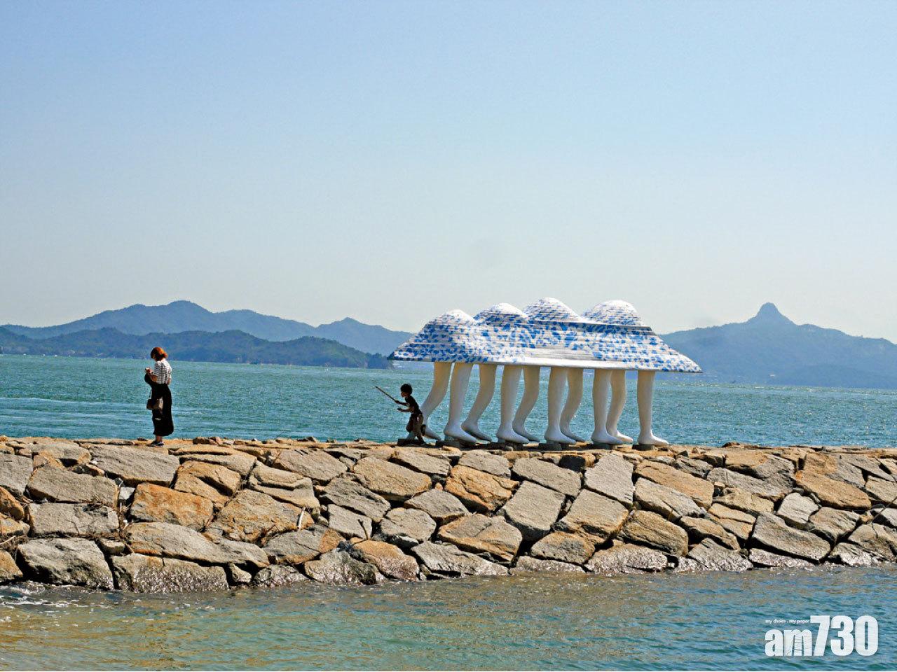 「歩く方舟」座落男木島東南面一長堤上,跟藍天碧海融為一體。