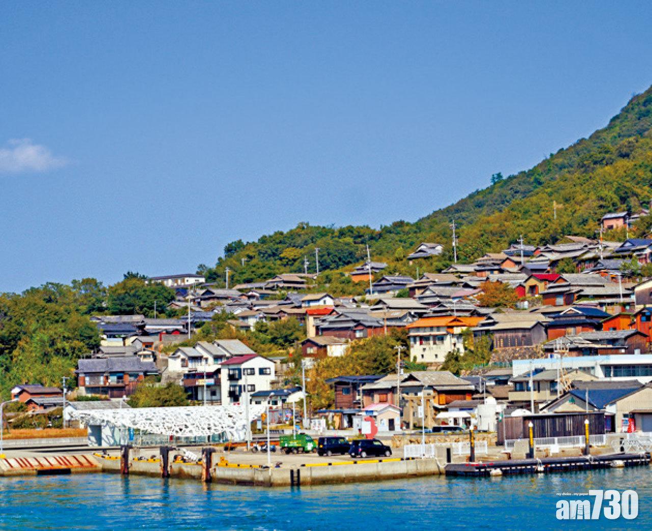 村落依山而建,層層堆疊,遠看如粒粒積木。
