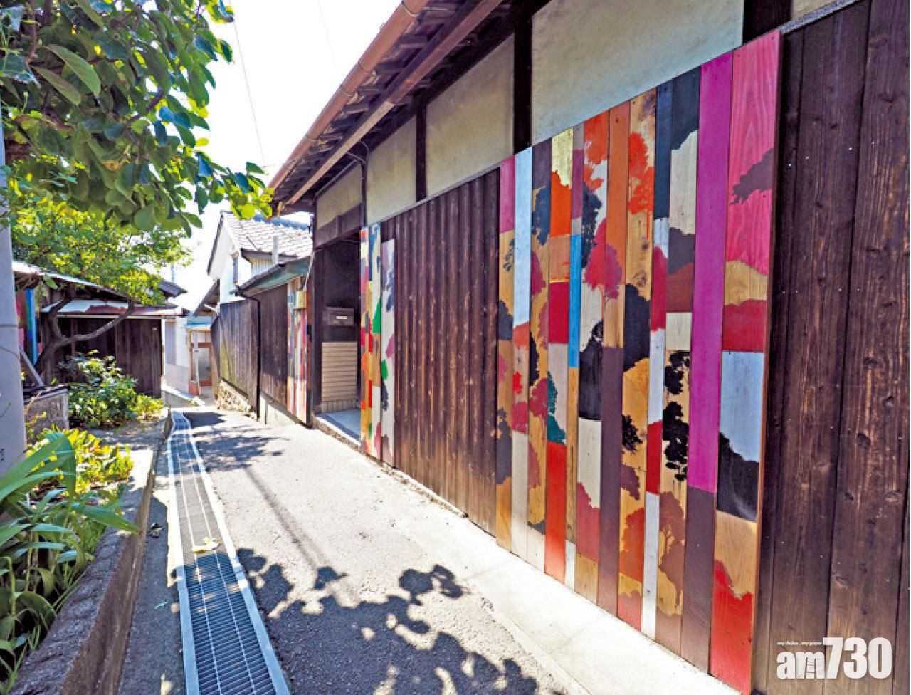 色彩繽紛的木板牆,跟蜿蜒曲折的巷弄,構成最美的藝術風景。