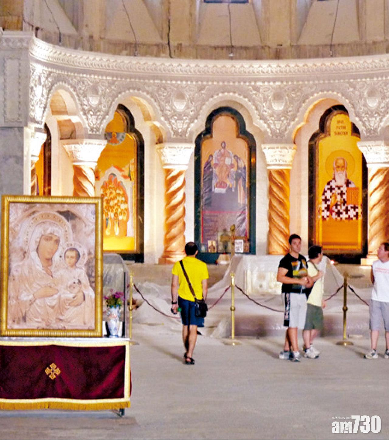 地面有寬闊的聚會空間。