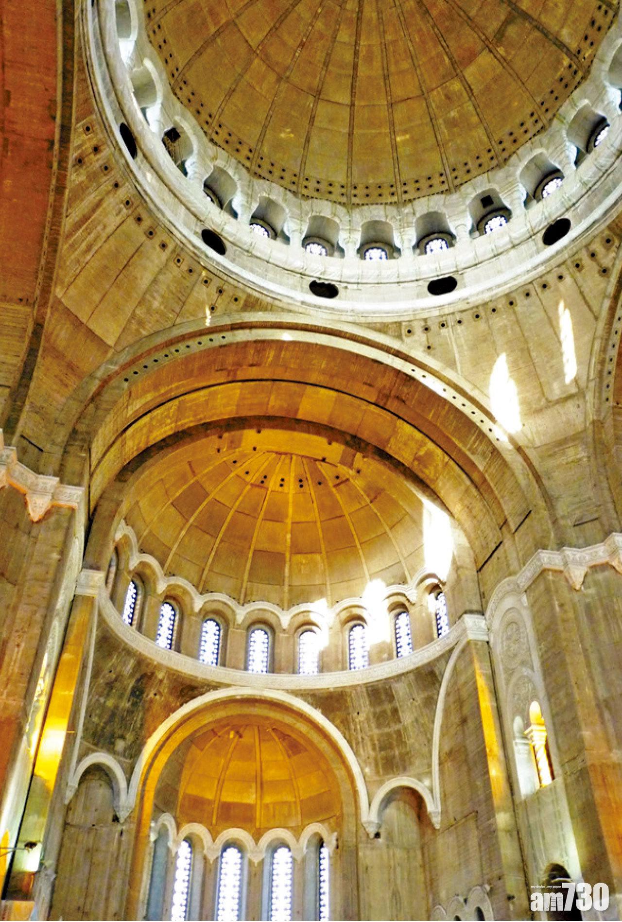 翻新前的穹頂天花。