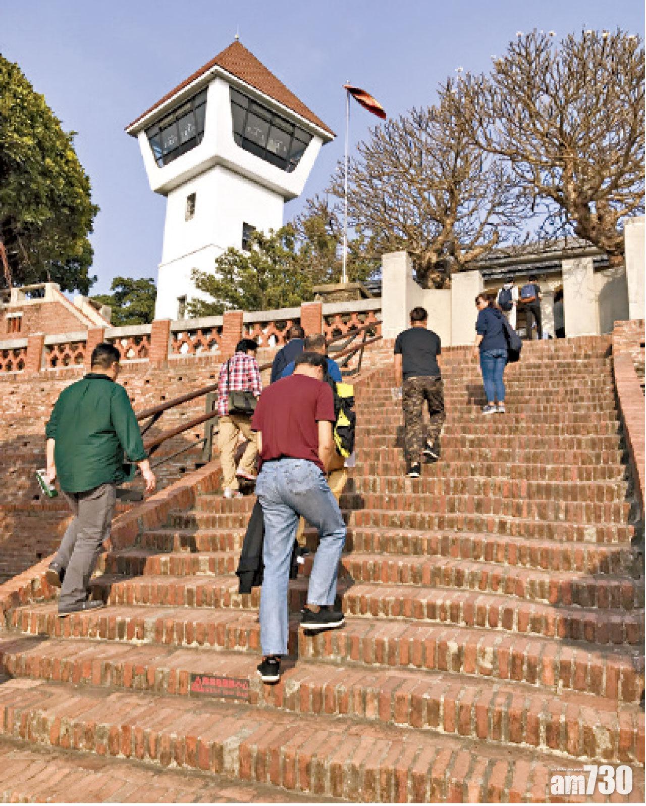 1975年加建瞭望台尖塔。