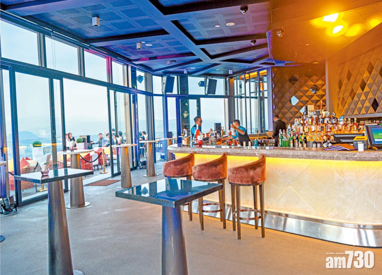 酒吧有室內外部分,並有駐場樂隊奏樂。