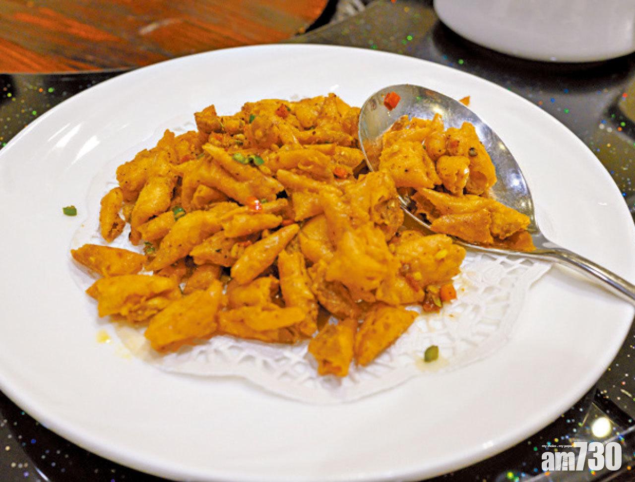 把魚鱗炸至香脆又變成另一道菜式。