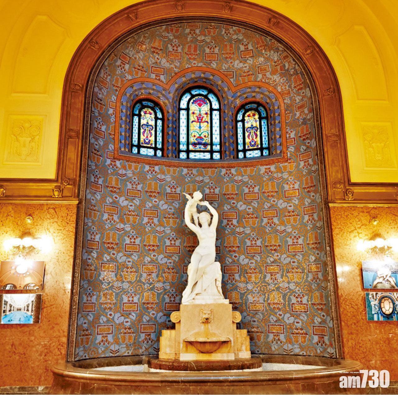 大堂入口的噴水池。