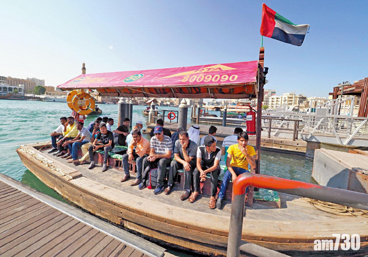 旅客可乘坐傳統水上的士Abra,從市中心前往舊城區。