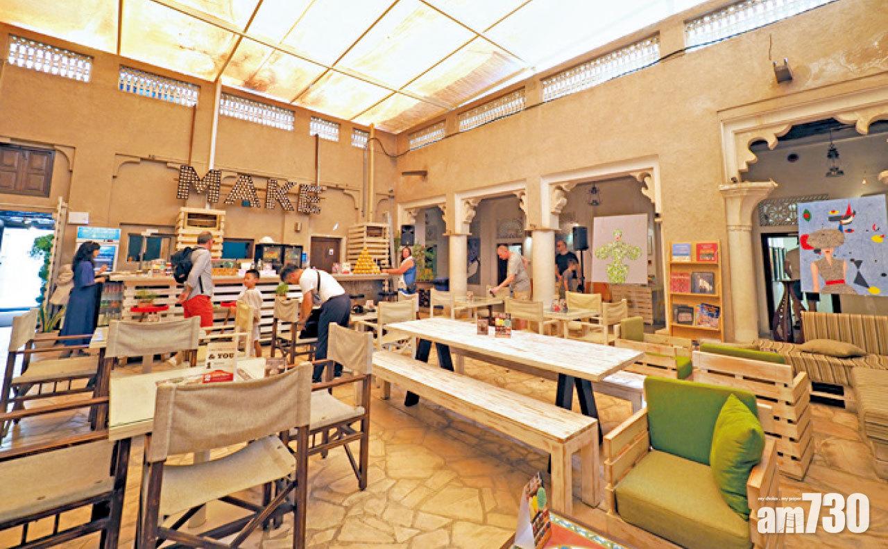 古民宅改造的藝廊Alserkal cultural Foundation,中庭設有開放式Café。