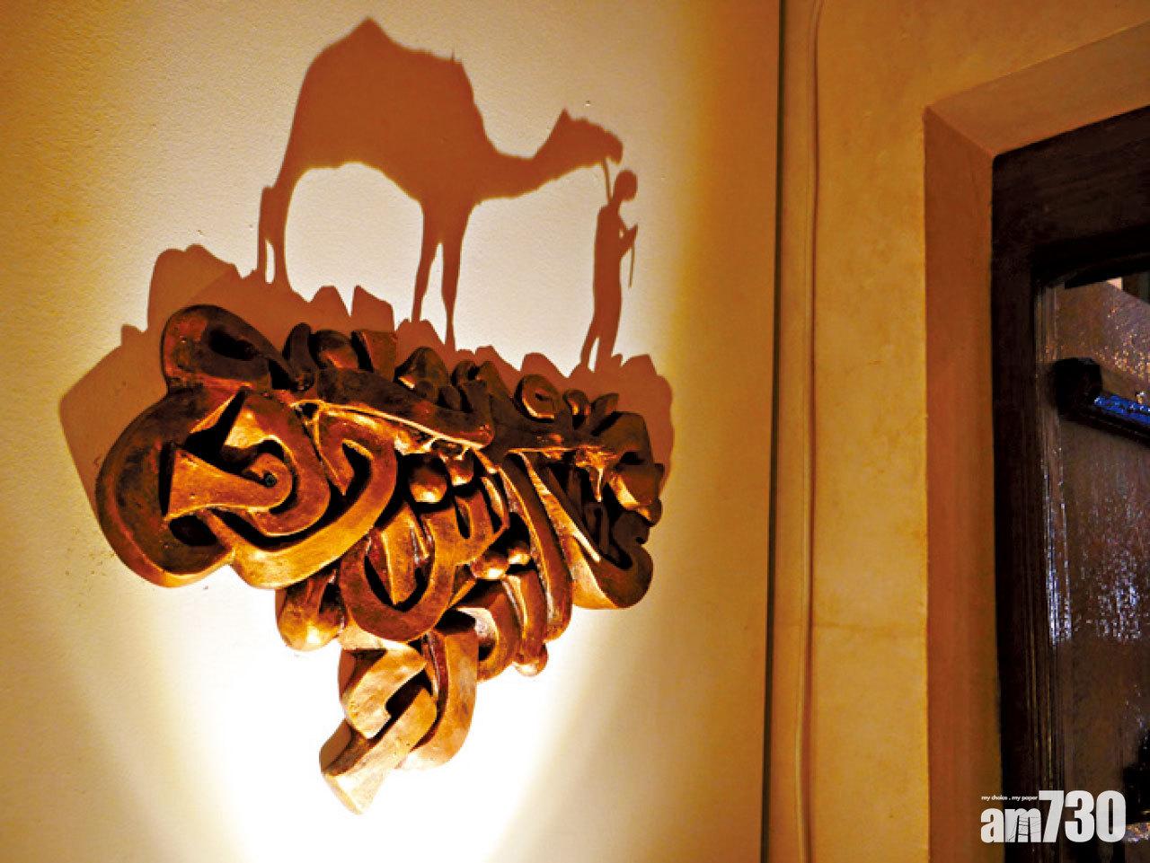 藝廊主打長駐杜拜的新晉藝術家,糅合中東古典與西方現代風格。