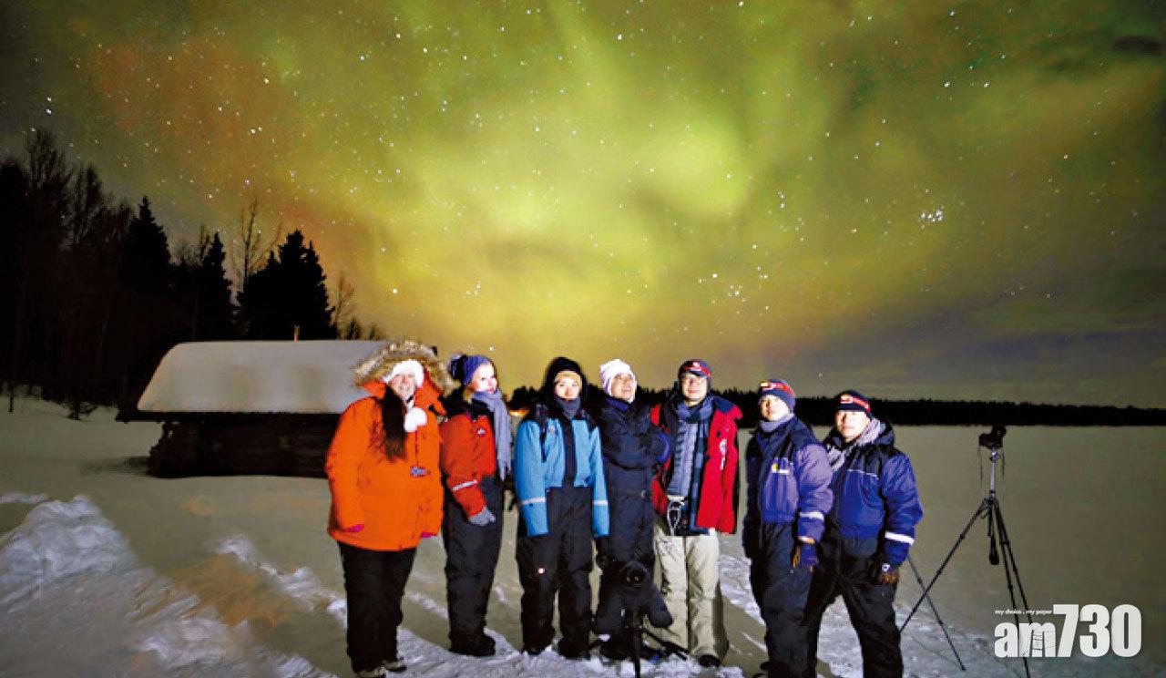 跟極光團其中一個好處是專業導遊會為大家拍攝「極光人像照」。