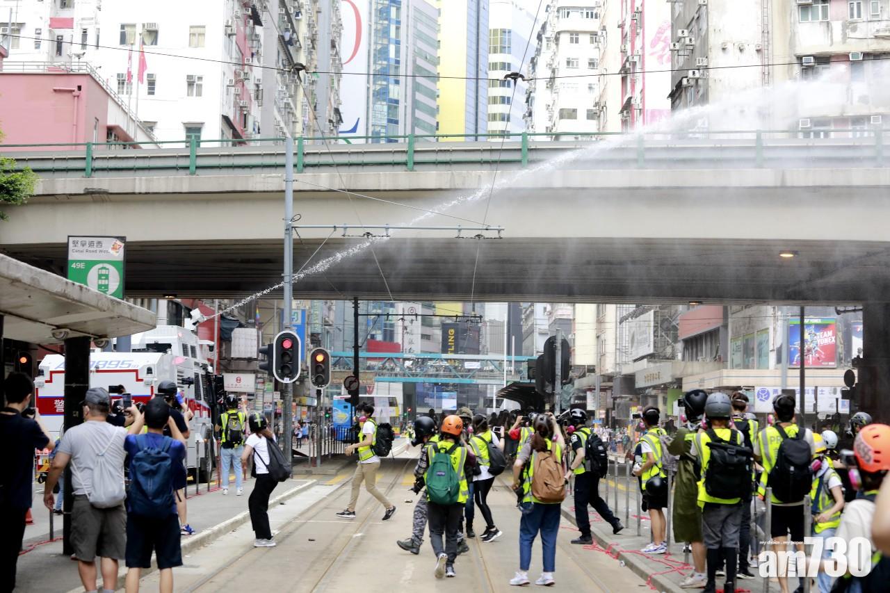 水炮車於鵝頸橋射水炮驅散人群。(林俊源攝)