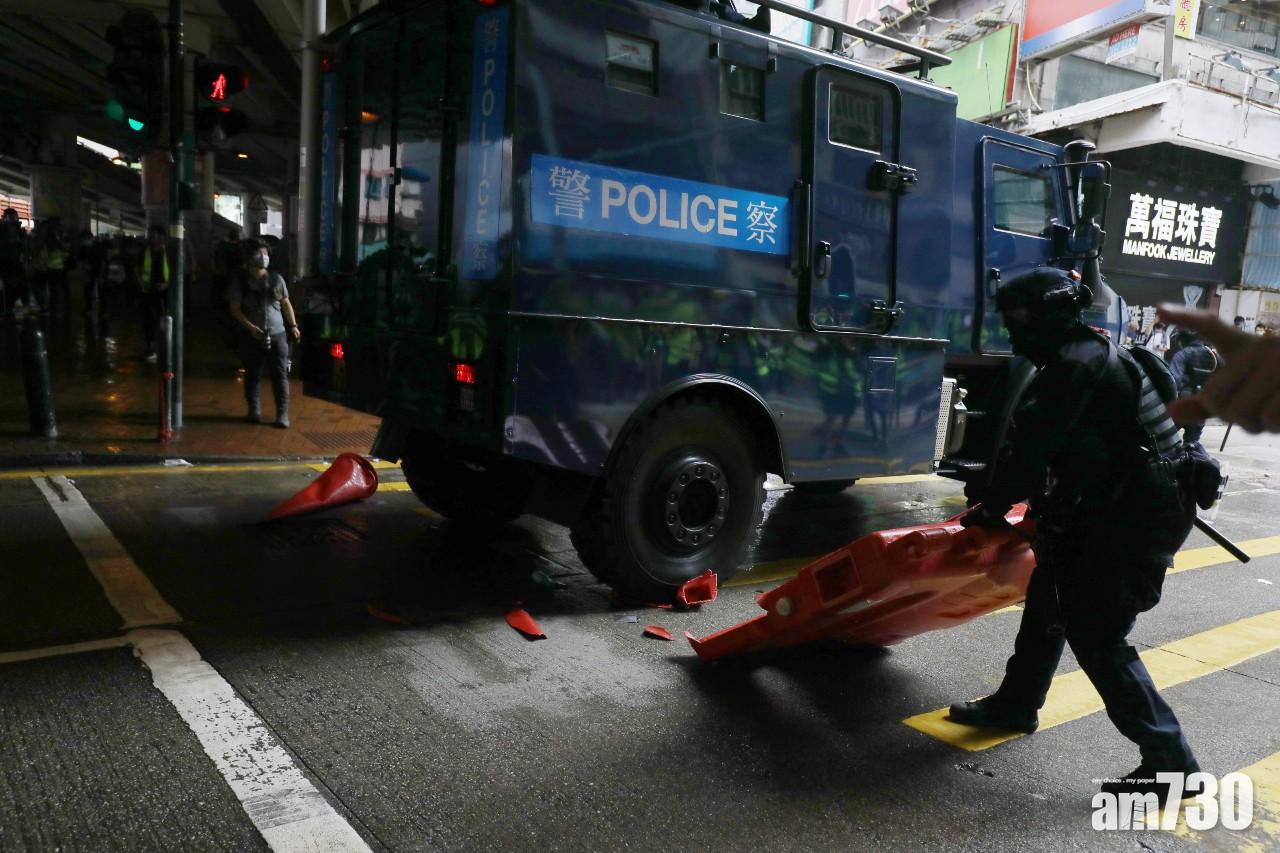 速龍小隊成員下車清除路障。(林俊源攝)