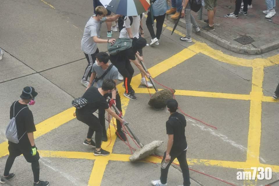 示威者找尋雜路築路障。(陳奕釗攝)