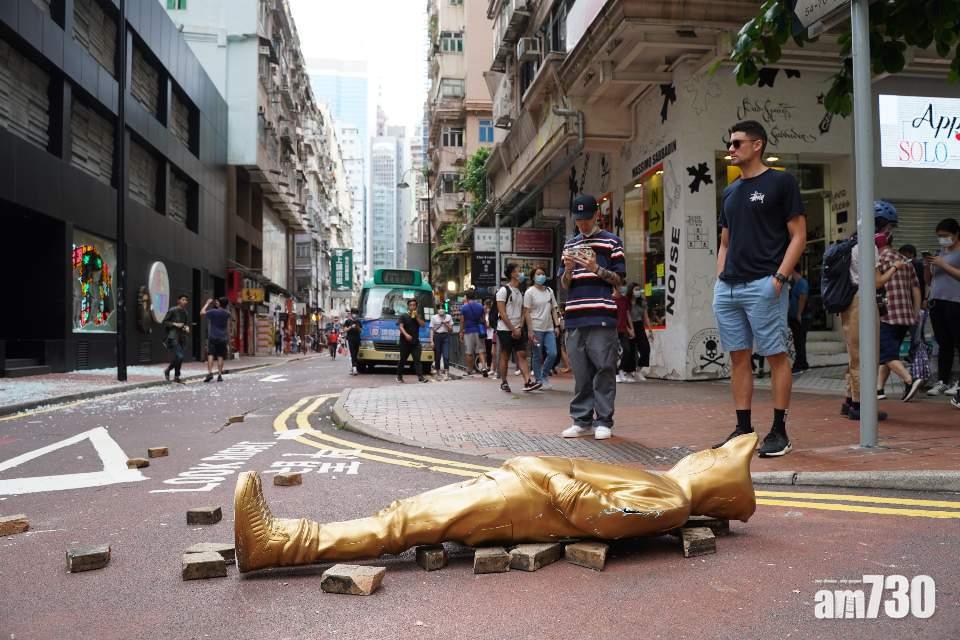 有服裝店人形公仔被置於路上。(陳奕釗攝)