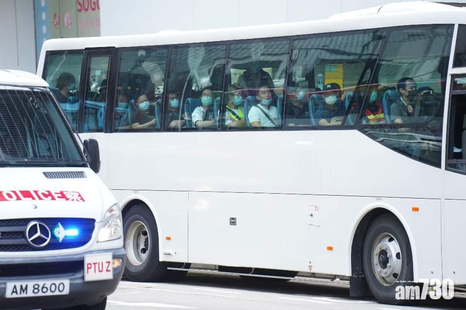 拘捕市民後用旅遊巴接載。(陳奕釗攝)