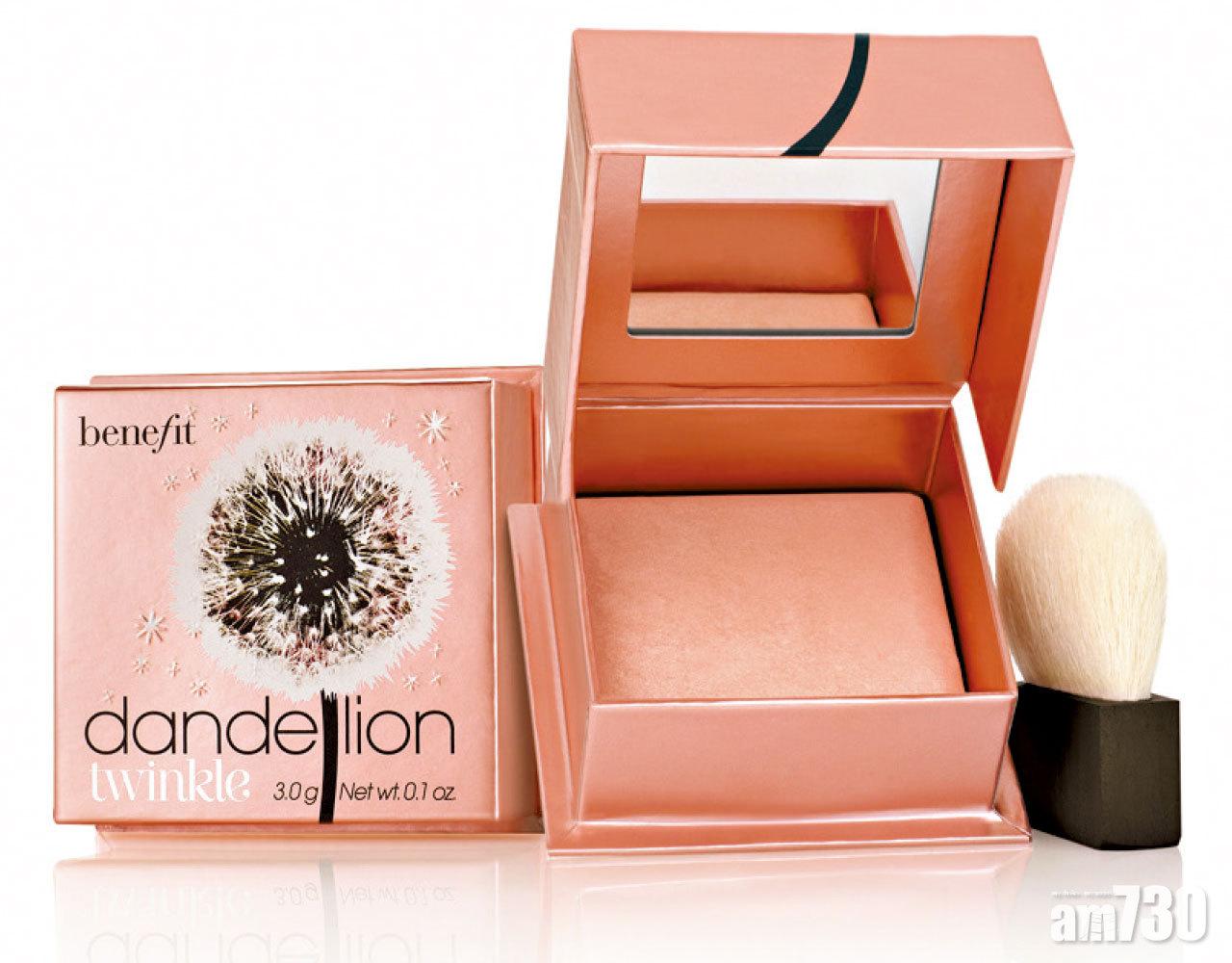 蒲公英閃亮胭脂蜜粉 $270 (a)
蘊含香檳金色的光影粉末,塗上面後,雙頰散發自然迷人的閃爍光澤。