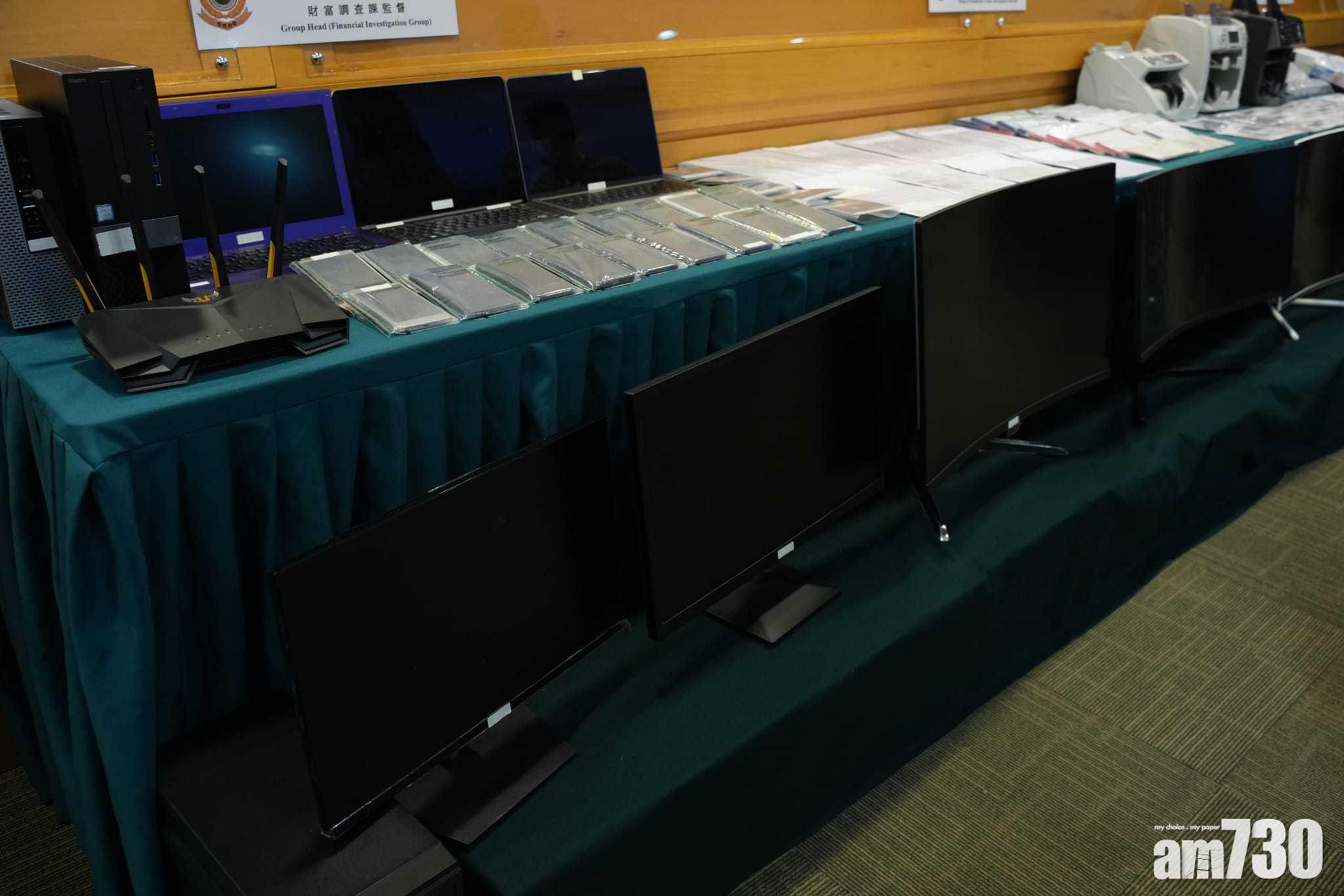 行動中檢獲多部電腦、手提電話、保安編碼器、月結單,及不同公司登記文件等,並已凍結涉案人士合共2,000萬元銀行存款作調查。(陳奕釗攝)
