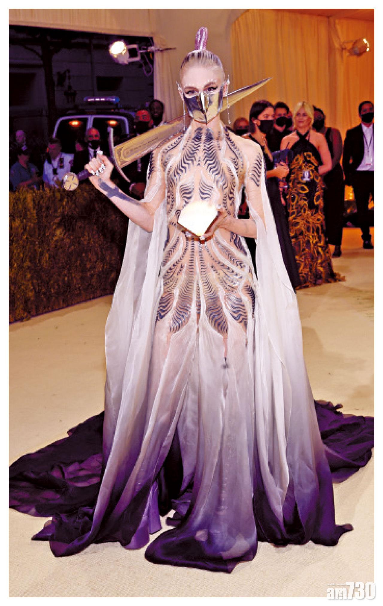 Grimes獲大會批准攜劍出席盛會。