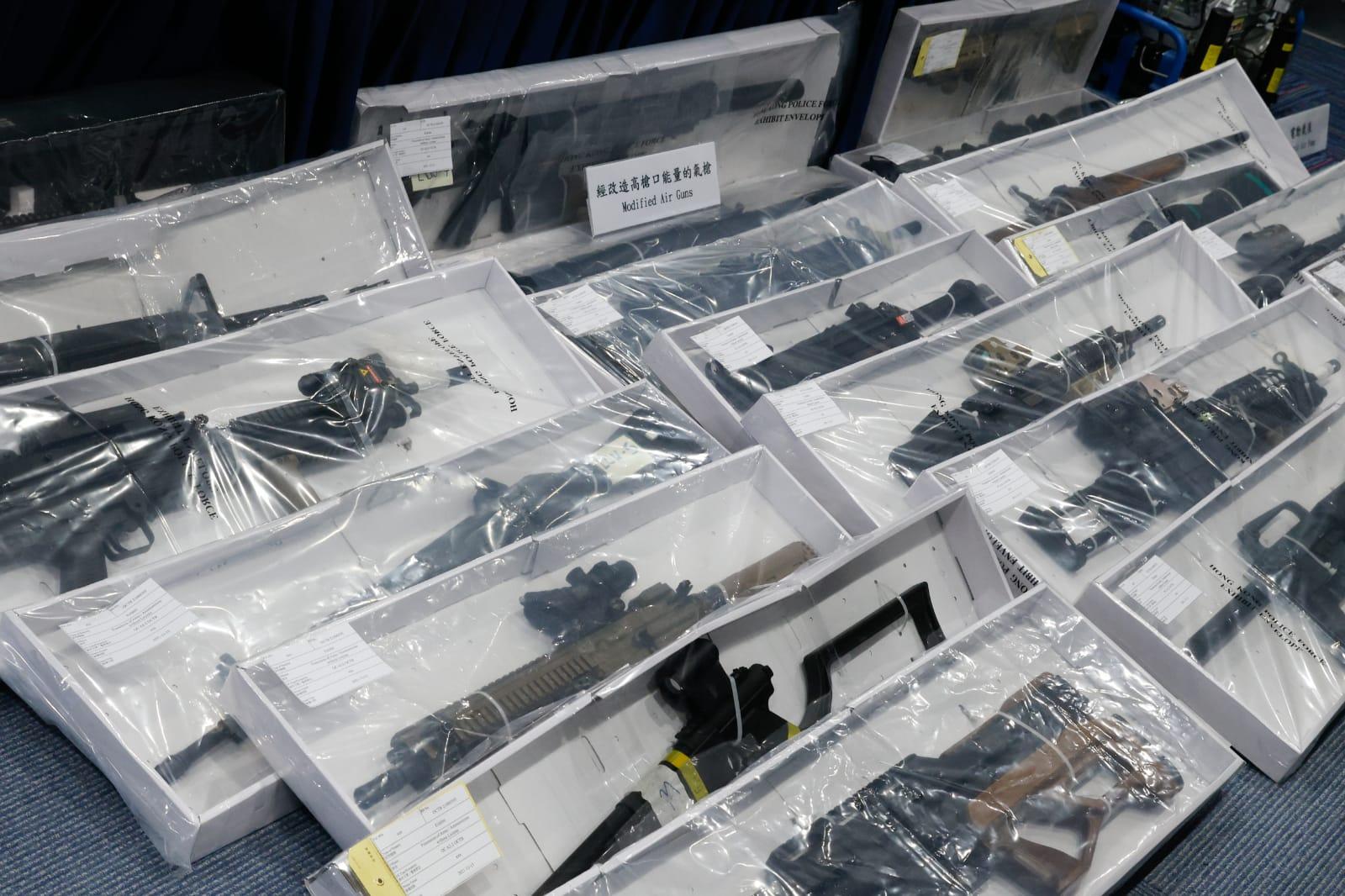 警方檢獲氣槍及鉛彈。(蘇文傑攝)
