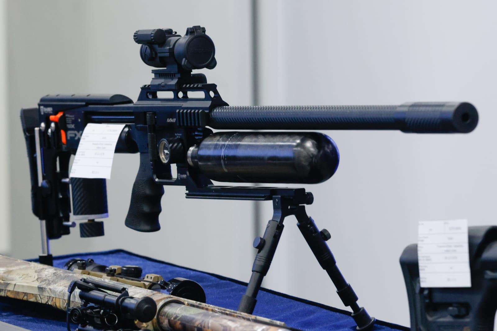 警方檢獲氣槍及鉛彈。(蘇文傑攝)